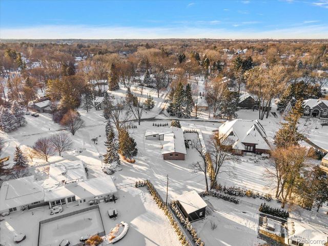 3267 Greentree Road, Bloomfield Charter Township, MI 48304