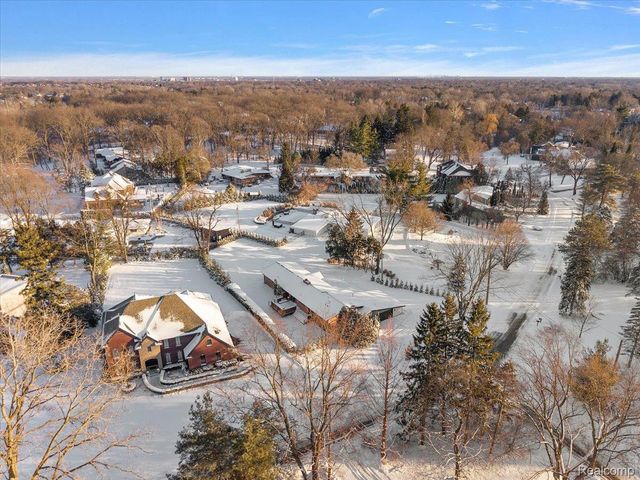 3267 Greentree Road, Bloomfield Charter Township, MI 48304
