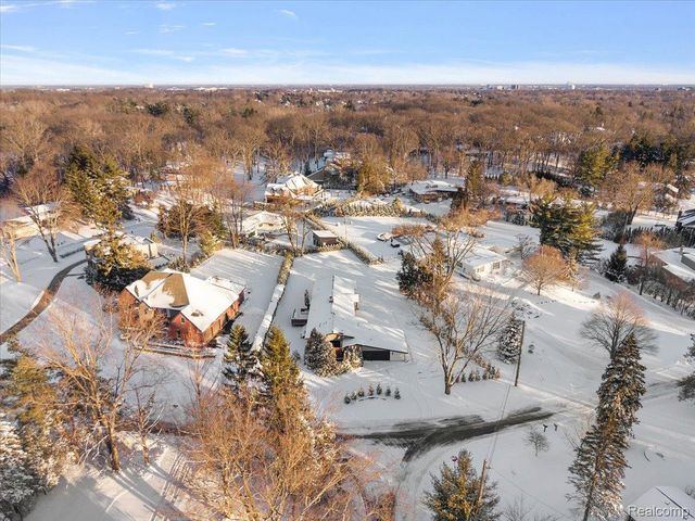 3267 Greentree Road, Bloomfield Charter Township, MI 48304