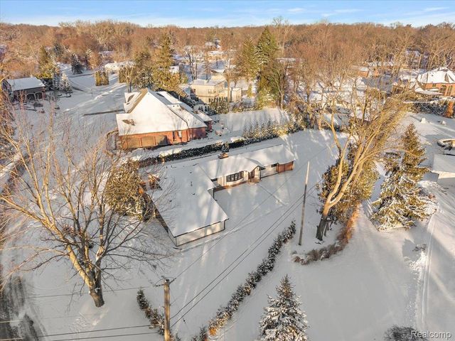 3267 Greentree Road, Bloomfield Charter Township, MI 48304