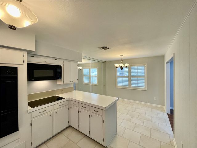 2005 Bay Ave., Rockport, TX 78382