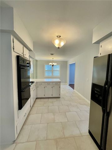 2005 Bay Ave., Rockport, TX 78382