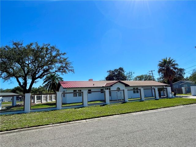 2005 Bay Ave., Rockport, TX 78382