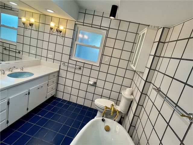 2005 Bay Ave., Rockport, TX 78382