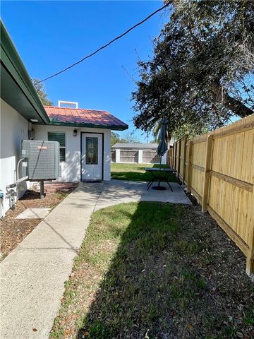 2005 Bay Ave., Rockport, TX 78382