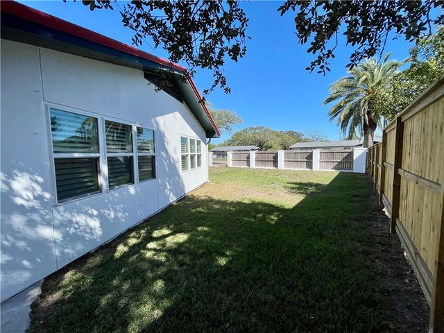 2005 Bay Ave., Rockport, TX 78382