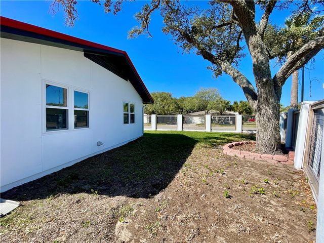 2005 Bay Ave., Rockport, TX 78382