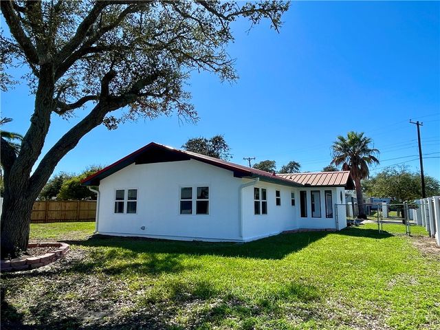 2005 Bay Ave., Rockport, TX 78382