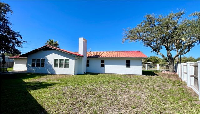 2005 Bay Ave., Rockport, TX 78382