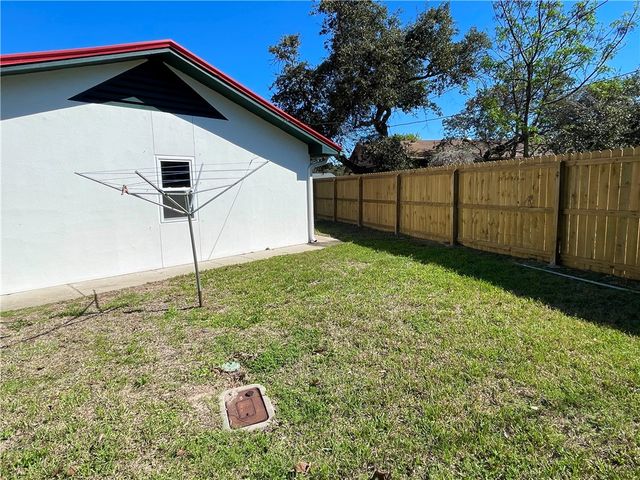 2005 Bay Ave., Rockport, TX 78382