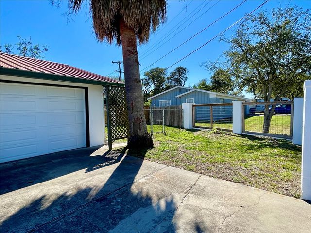 2005 Bay Ave., Rockport, TX 78382