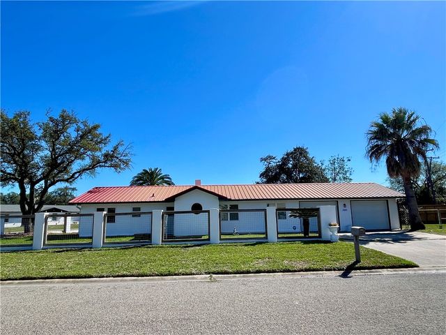 2005 Bay Ave., Rockport, TX 78382