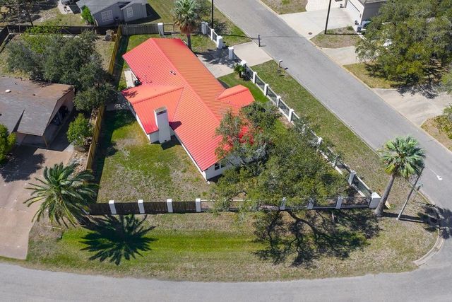 2005 Bay Ave., Rockport, TX 78382