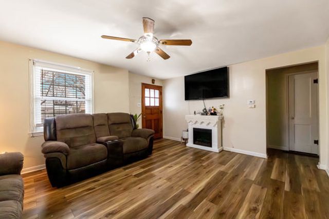 1617 Glenwood Avenue, Joliet, IL 60435