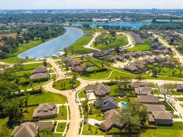 117 Water Grass Trail, Clute, TX 77531