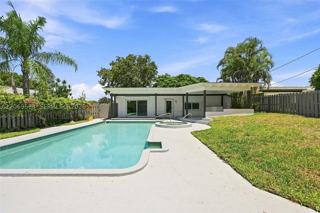 450 SW 1st St, Boca Raton, FL 33432