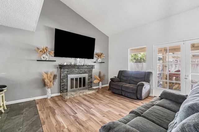 4883 E Geary Street, Fresno, CA 93725