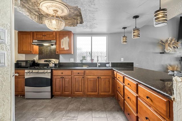 4883 E Geary Street, Fresno, CA 93725