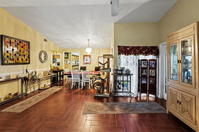 627 CRYSTAL DR, Palm Harbor, FL 34683