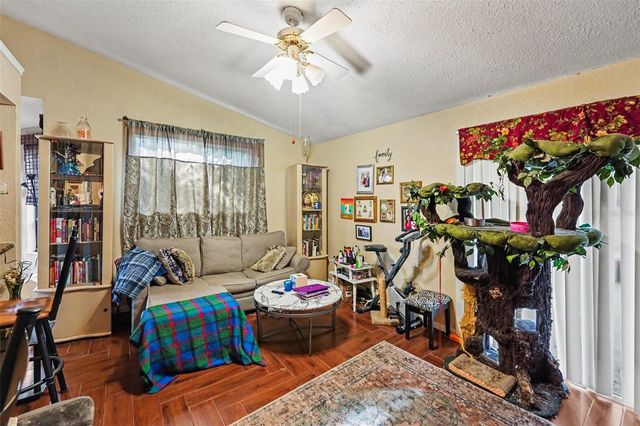 627 CRYSTAL DR, Palm Harbor, FL 34683