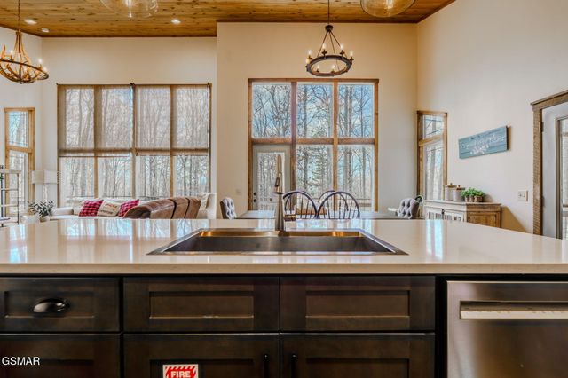 3721 Clabo Mountain Lane, Sevierville, TN 37862