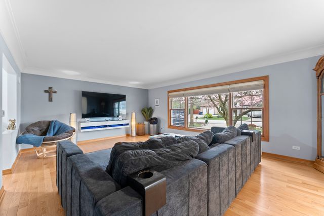 16W604 Crest Avenue, Bensenville, IL 60106