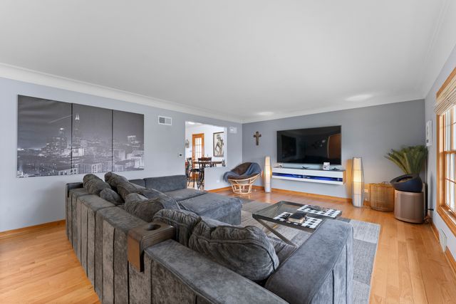 16W604 Crest Avenue, Bensenville, IL 60106