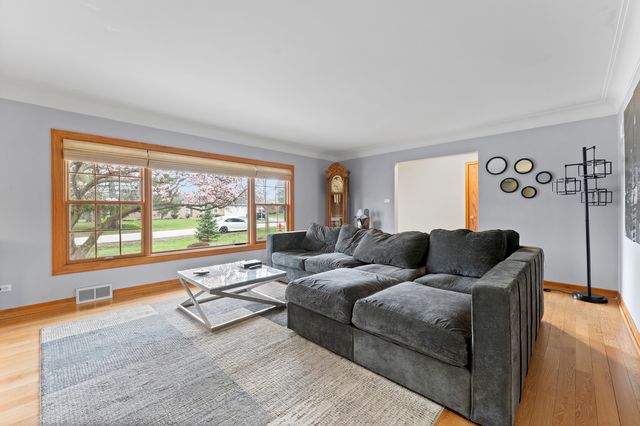 16W604 Crest Avenue, Bensenville, IL 60106