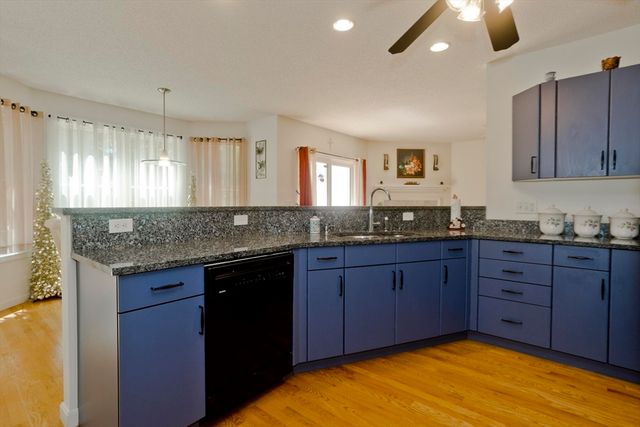 12 Camelot Ln, Easthampton, MA 01027