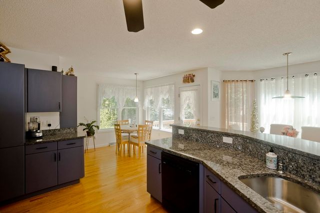 12 Camelot Ln, Easthampton, MA 01027