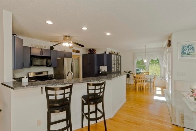 12 Camelot Ln, Easthampton, MA 01027