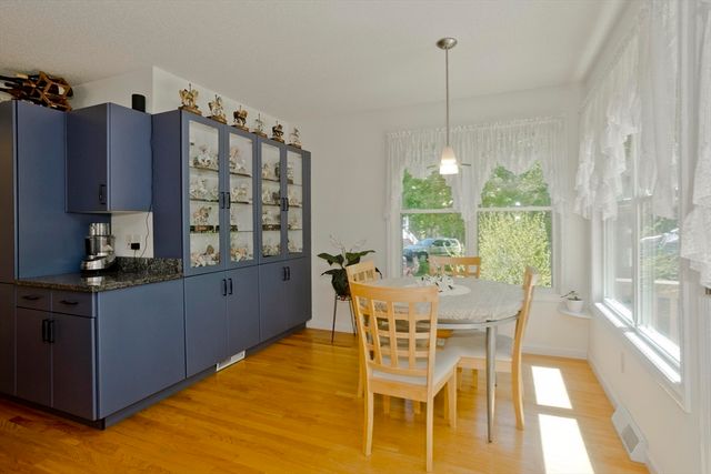 12 Camelot Ln, Easthampton, MA 01027