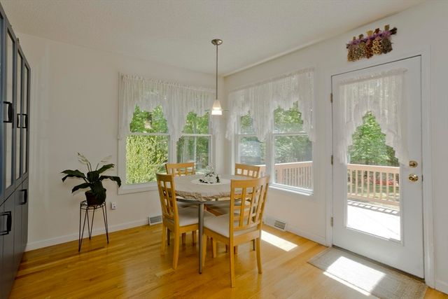 12 Camelot Ln, Easthampton, MA 01027