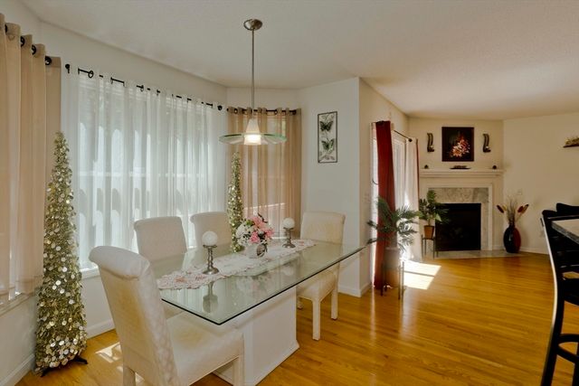 12 Camelot Ln, Easthampton, MA 01027