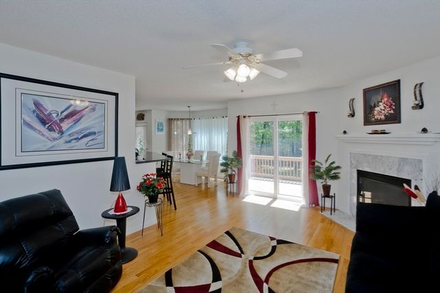12 Camelot Ln, Easthampton, MA 01027