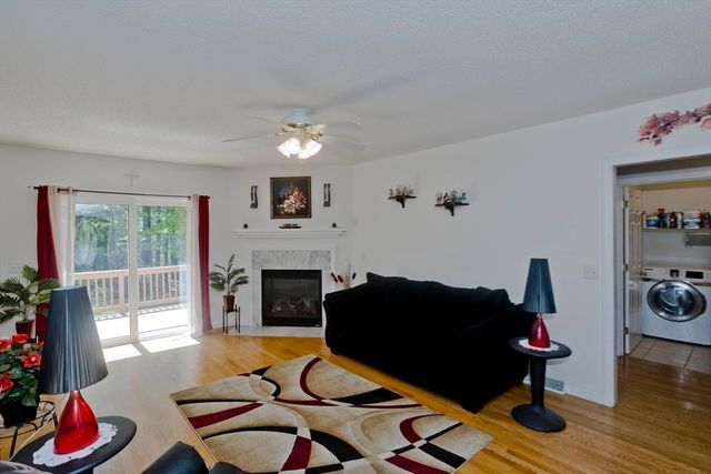 12 Camelot Ln, Easthampton, MA 01027