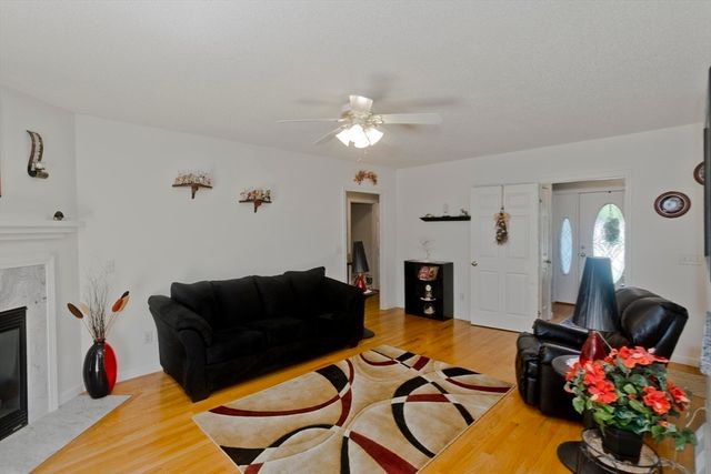 12 Camelot Ln, Easthampton, MA 01027