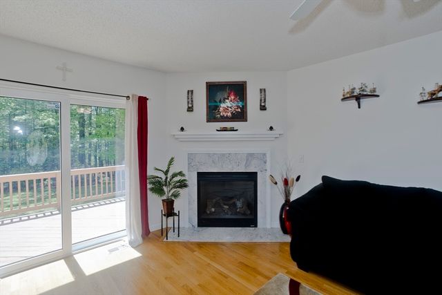 12 Camelot Ln, Easthampton, MA 01027