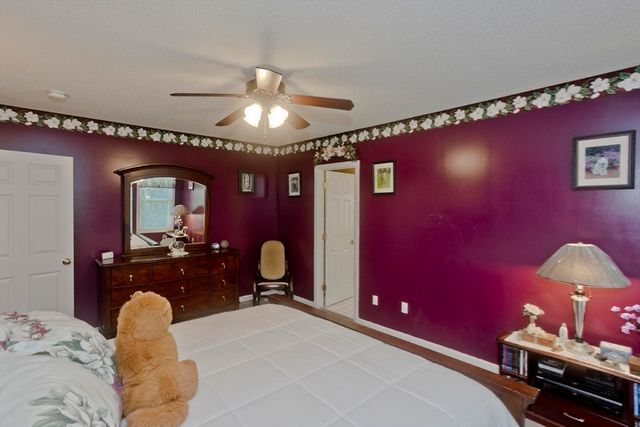12 Camelot Ln, Easthampton, MA 01027