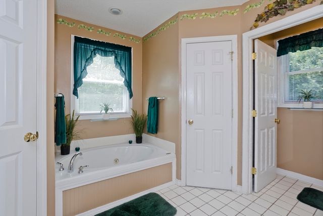 12 Camelot Ln, Easthampton, MA 01027