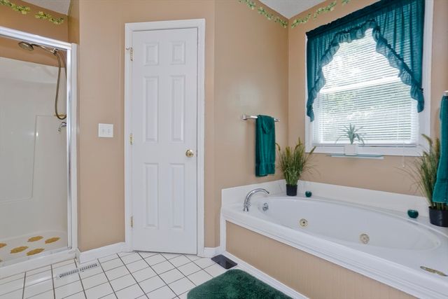 12 Camelot Ln, Easthampton, MA 01027