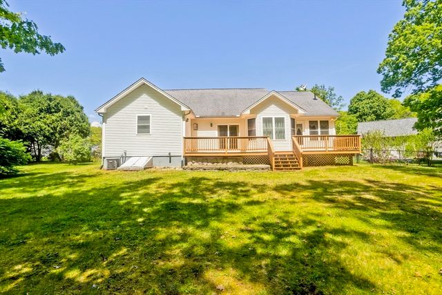 12 Camelot Ln, Easthampton, MA 01027