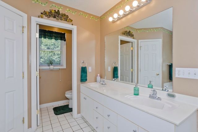 12 Camelot Ln, Easthampton, MA 01027