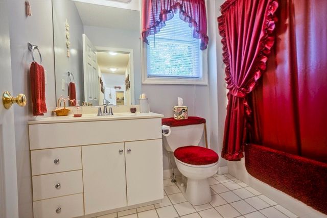 12 Camelot Ln, Easthampton, MA 01027