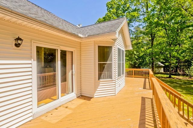 12 Camelot Ln, Easthampton, MA 01027
