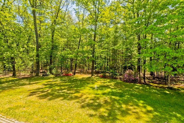 12 Camelot Ln, Easthampton, MA 01027