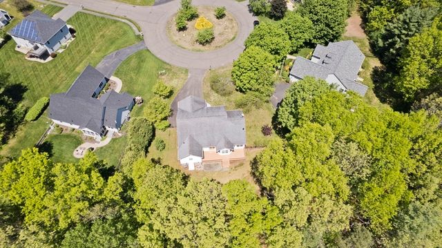 12 Camelot Ln, Easthampton, MA 01027