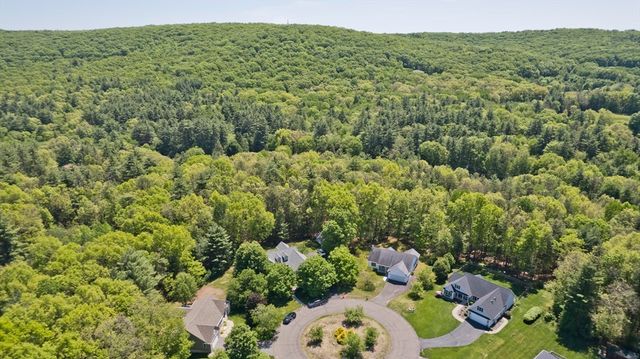 12 Camelot Ln, Easthampton, MA 01027