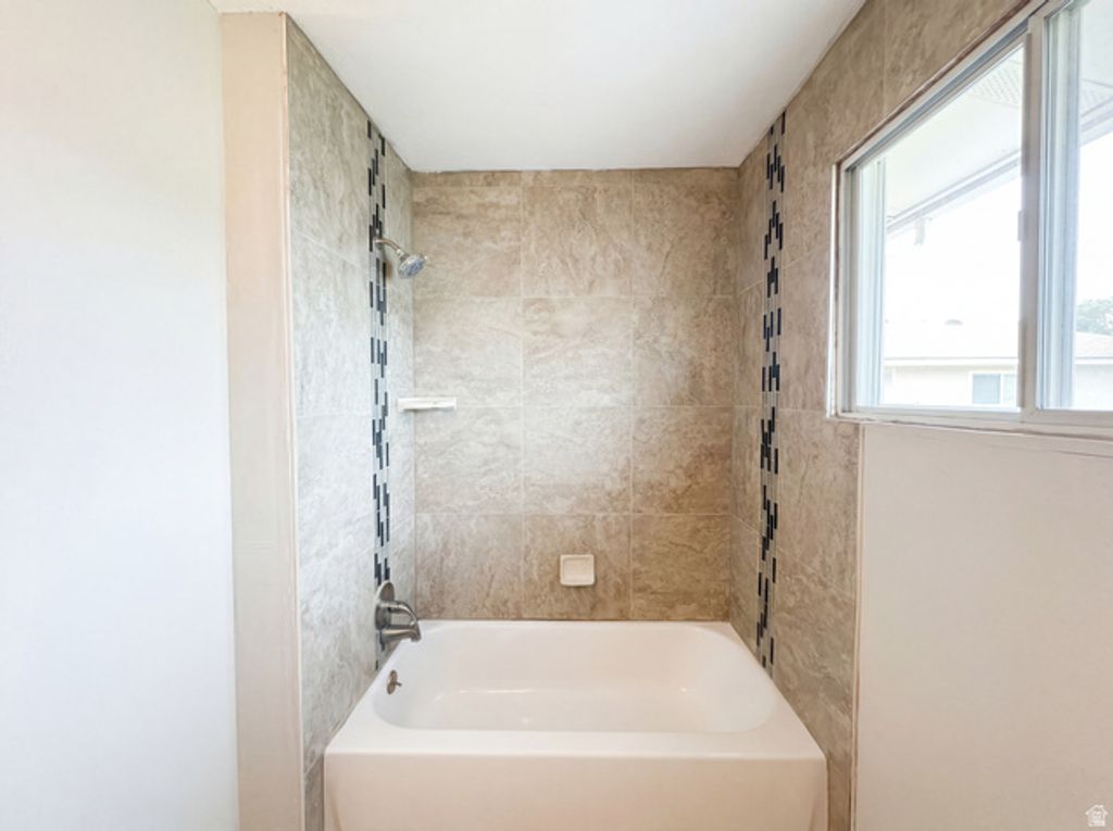 Image 12 of property listing at 750 W GENTILE ST, Layton, UT 84041
