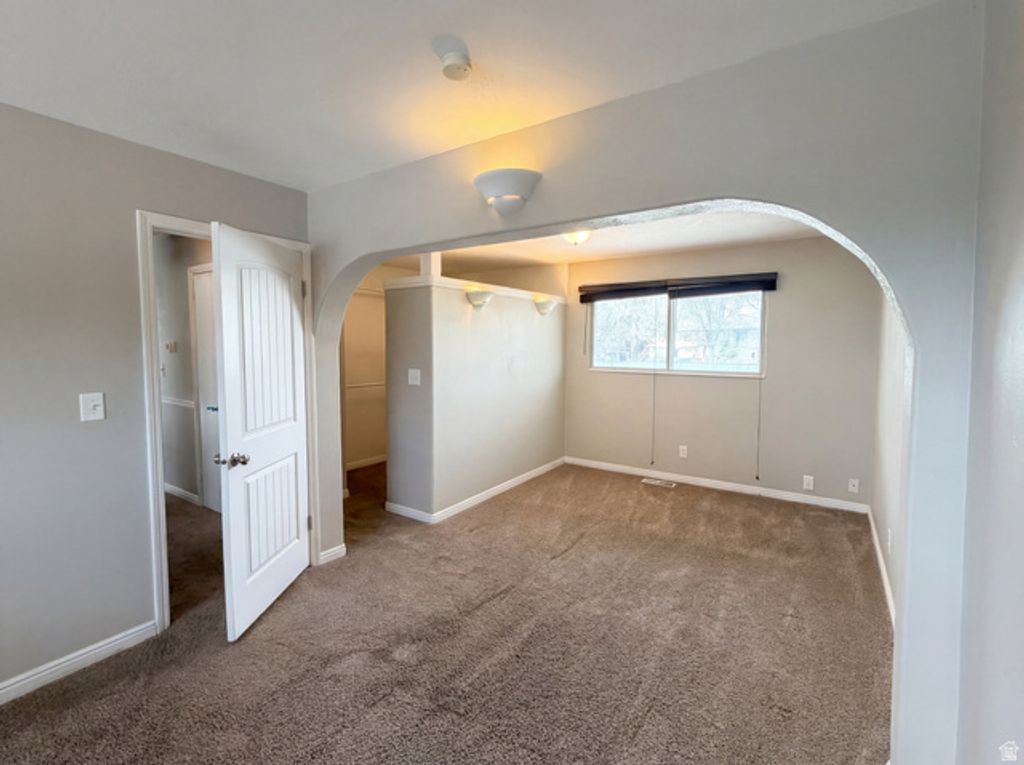 Image 4 of property listing at 750 W GENTILE ST, Layton, UT 84041